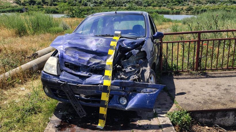 La un pas de tragedie în Constanța! Un autoturism a fost lovit de un tren Regio după ce șoferul a intrat pe pasajul pietonal 19013824