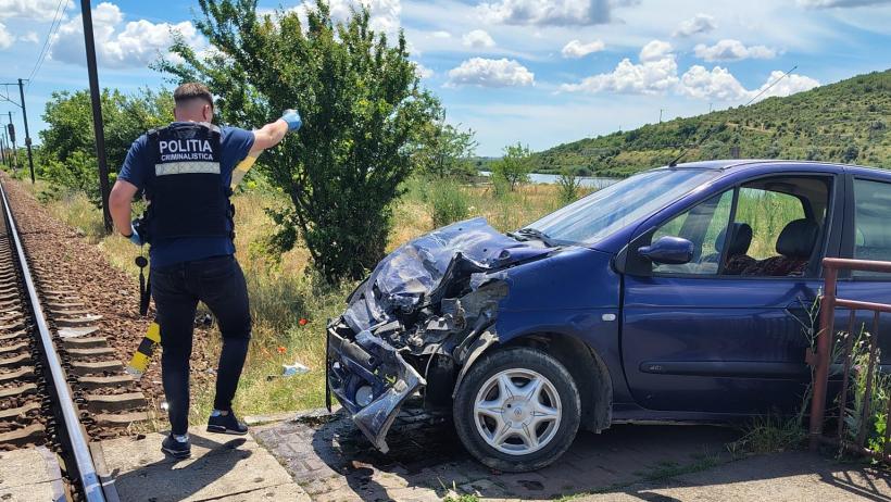 La un pas de tragedie în Constanța! Un autoturism a fost lovit de un tren Regio după ce șoferul a intrat pe pasajul pietonal 19013825