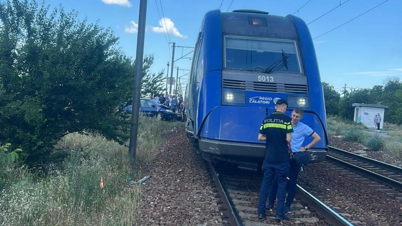 La un pas de tragedie în Constanța! Un autoturism a fost lovit de un tren Regio după ce șoferul a intrat pe pasajul pietonal 19013826