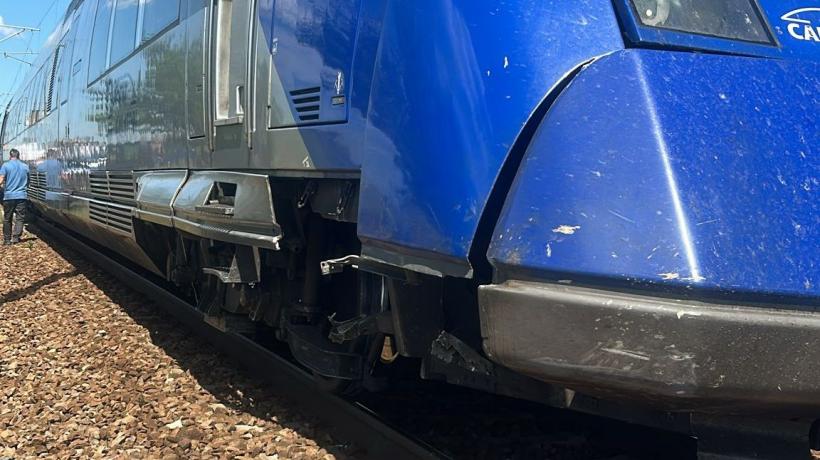 La un pas de tragedie în Constanța! Un autoturism a fost lovit de un tren Regio după ce șoferul a intrat pe pasajul pietonal 19013827