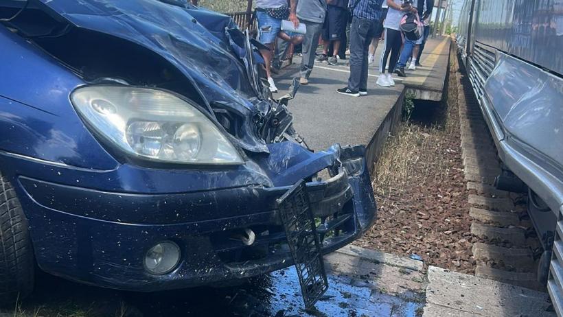 La un pas de tragedie în Constanța! Un autoturism a fost lovit de un tren Regio după ce șoferul a intrat pe pasajul pietonal 19013828