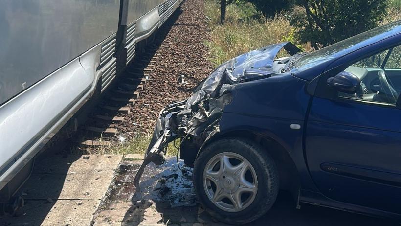 La un pas de tragedie în Constanța! Un autoturism a fost lovit de un tren Regio după ce șoferul a intrat pe pasajul pietonal 19013829