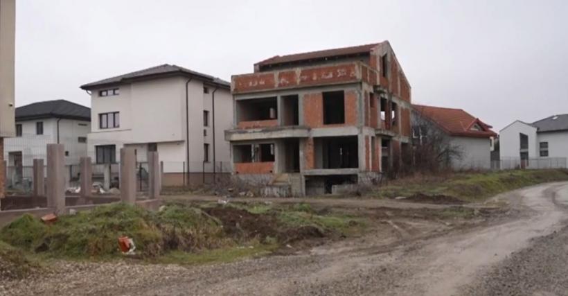 Cartierul de lux promis de stat, neterminat de un sfert de secol: "Totul e făcut în bătaie de joc"