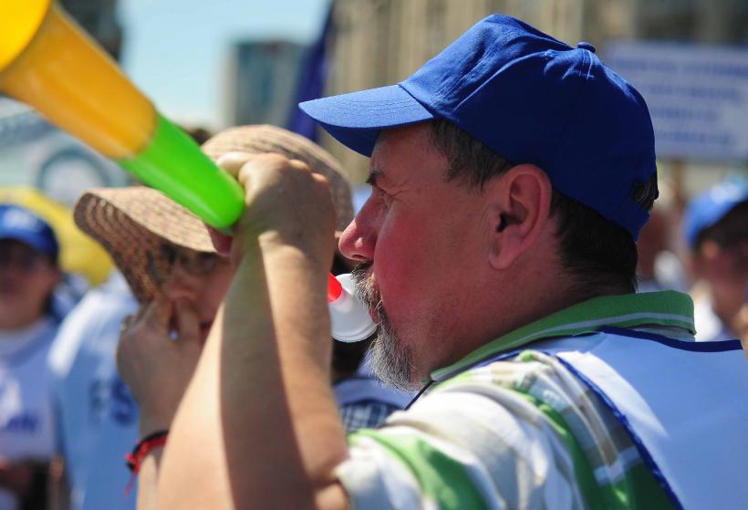 Protest al sindicatelor din educație în fața Guvernului: CNSLR-Frăția susține revendicările cadrelor didactice privind legea salarizării 19013915