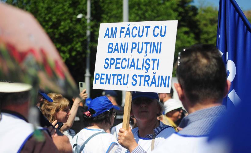 Protest al sindicatelor din educație în fața Guvernului: CNSLR-Frăția susține revendicările cadrelor didactice privind legea salarizării 19013916