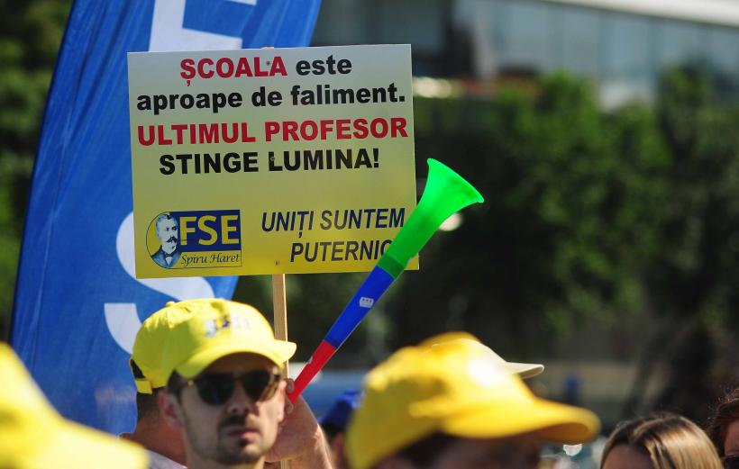 Protest al sindicatelor din educație în fața Guvernului: CNSLR-Frăția susține revendicările cadrelor didactice privind legea salarizării 19013917