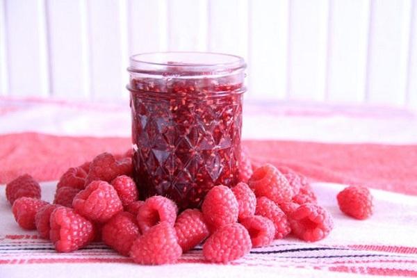 NU spăla zmeura sub jet de apă! Două ingrediente elimină murdăria și pesticidele