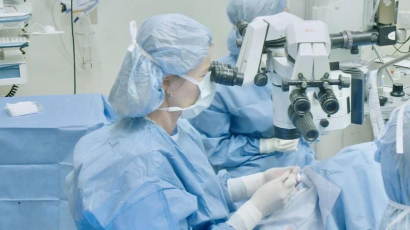 Gest suprem de iubire: un tată și-a donat rinichiul pentru a-și salva copilul de 9 ani și 20 de kg