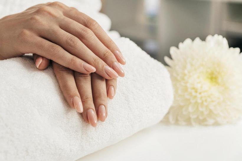 Mâini îmbătrânite? 7 greșeli care îți usucă pielea