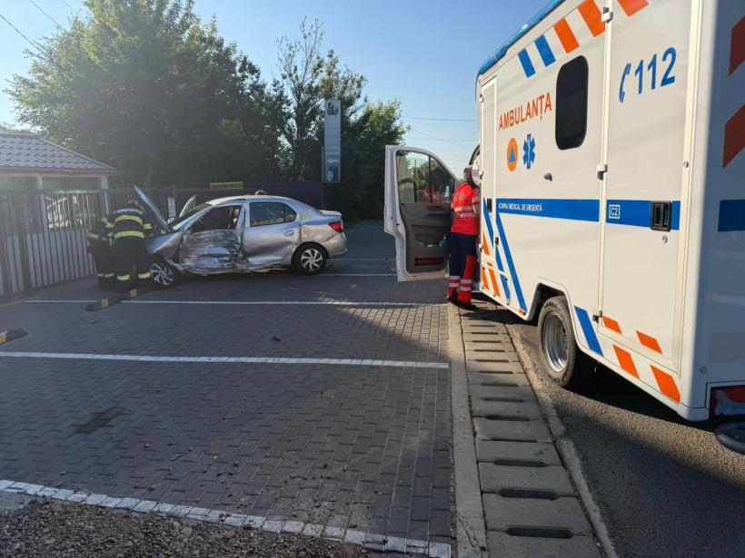 Copil transportat la spital, implicat într-un accident grav cu ambulanța care îl ducea la Iași