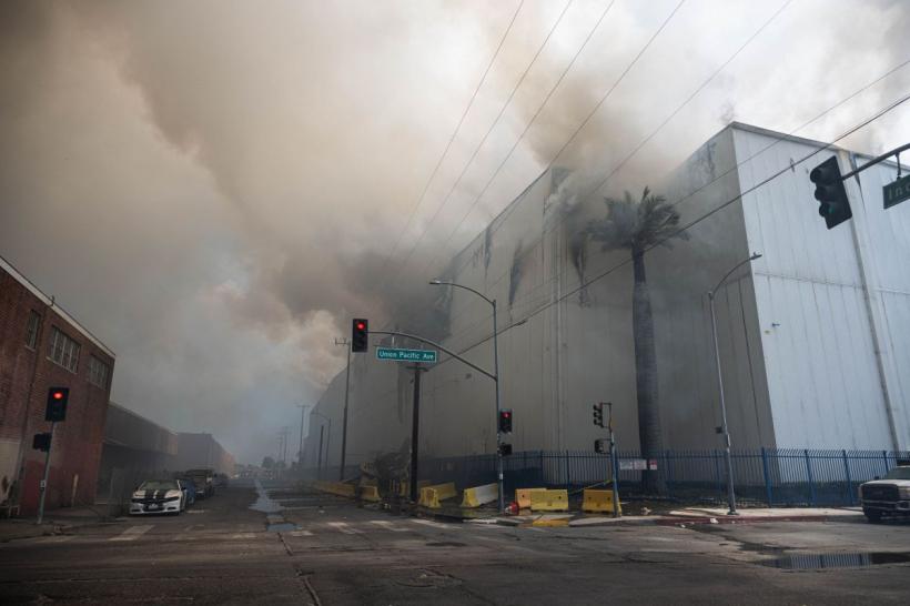 Los Angeles, acoperit de fum: stare de urgență după un incendiu de proporții