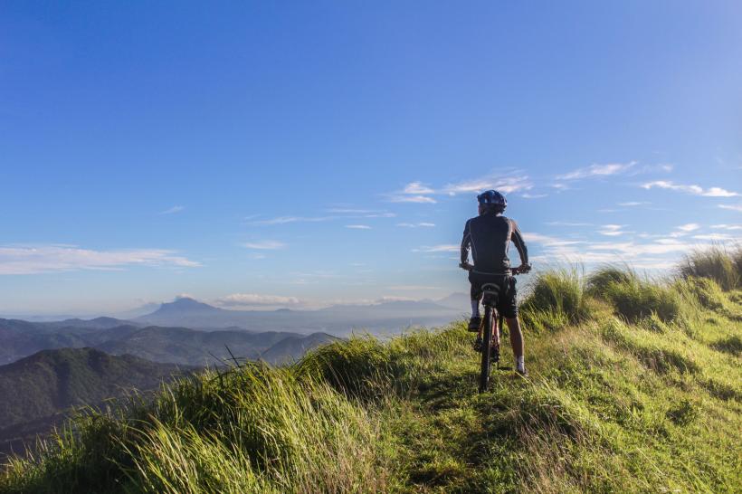 Poftă de aventură? De ce ciclismul pe distanțe lungi este exact ceea ce ai nevoie