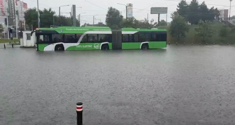 Craiova, sub ape după codul roșu de furtuni. Zeci de străzi inundate și copaci doborâți de vijelie. Ploaia torențială a paralizat orașul, peste 100 l/mp au căzut în doar 50 de minute 19014912
