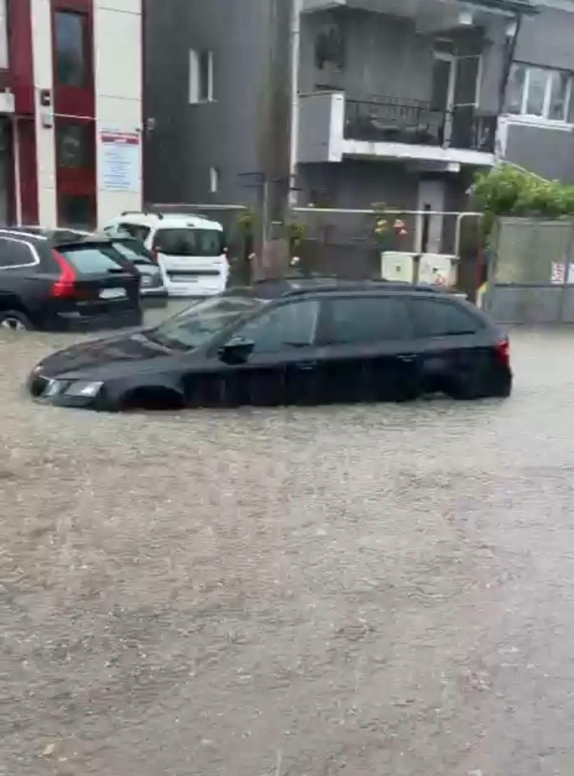 Craiova, sub ape după codul roșu de furtuni. Zeci de străzi inundate și copaci doborâți de vijelie. Ploaia torențială a paralizat orașul, peste 100 l/mp au căzut în doar 50 de minute 19014913