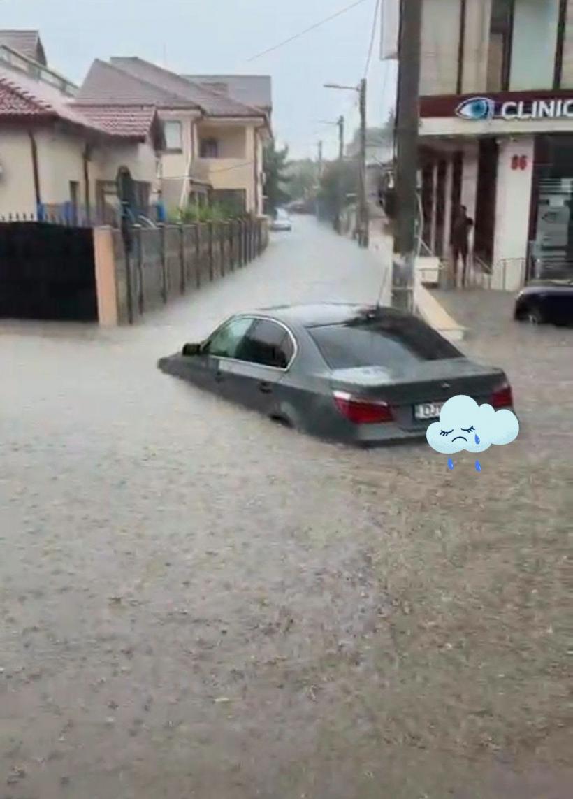 Craiova, sub ape după codul roșu de furtuni. Zeci de străzi inundate și copaci doborâți de vijelie. Ploaia torențială a paralizat orașul, peste 100 l/mp au căzut în doar 50 de minute 19014915