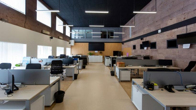 Curățenia de birouri nu este o cheltuială mică. Este un cost operațional cu efect direct în business