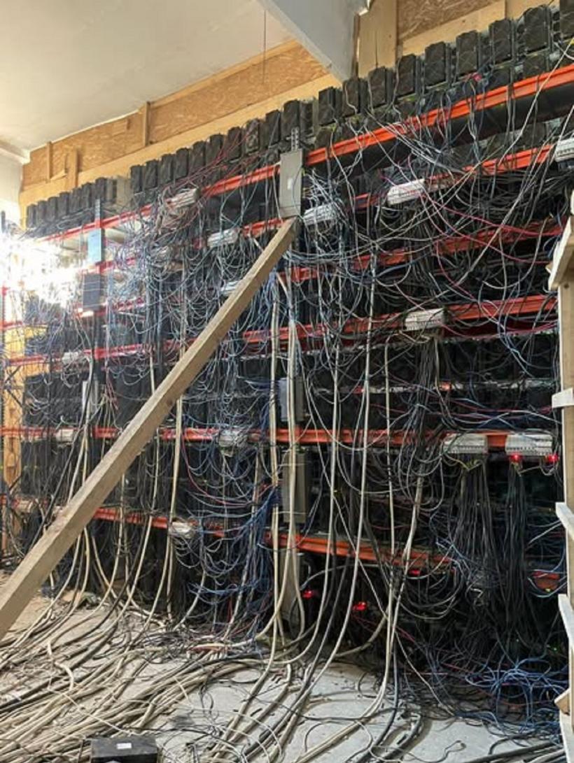Satu Mare: Fermă clandestină de criptomonede cu peste 400 de echipamente, într-o clădire dezafectată