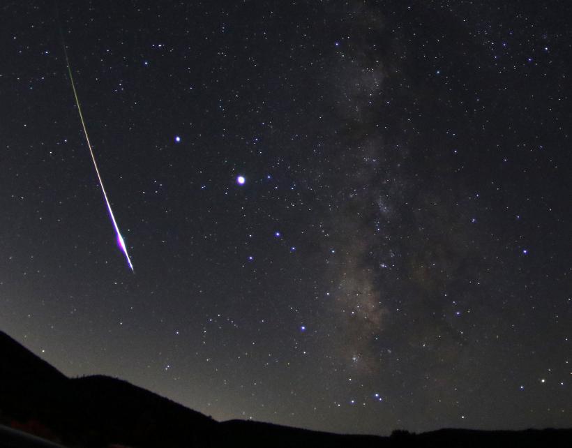 Spectacol pe cerul nopții: Marte se întâlnește cu Pleiadele într-un fenomen astronomic rar
