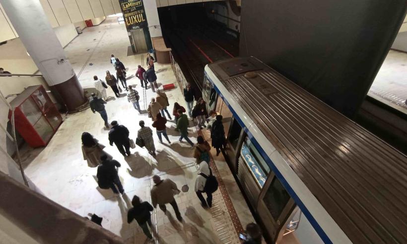 Metroul, reparat cu piese aduse de acasă  19014891