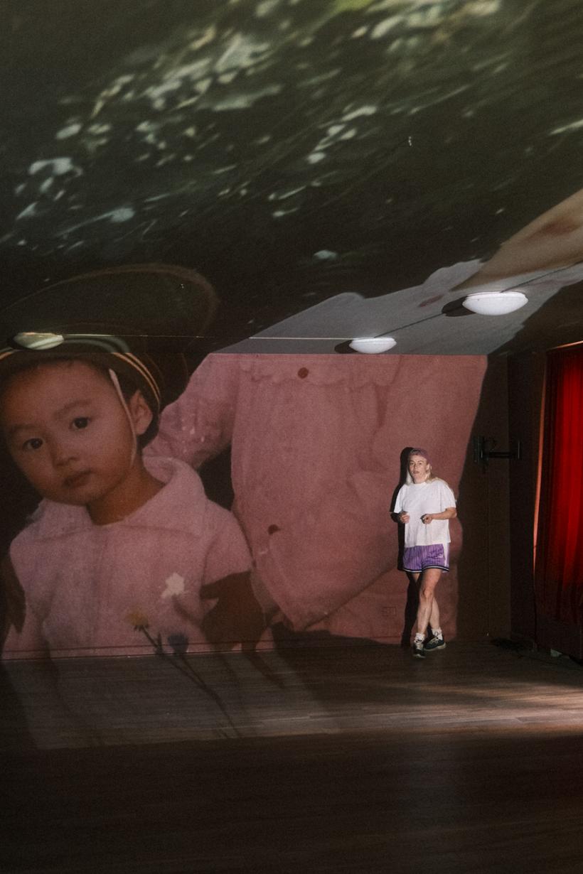 Teatrul La MaMa și ICR New York prezintă premiera mondială a spectacolului multimedia Migration Diary. New York City Edition, scris și regizat de Carmen Lidia Vidu 19015116
