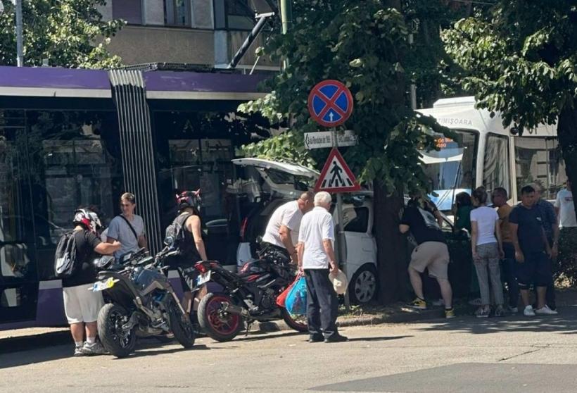Accident grav în Timișoara: mașină prinsă între tramvai și copac, intervenție SMURD și pompieri