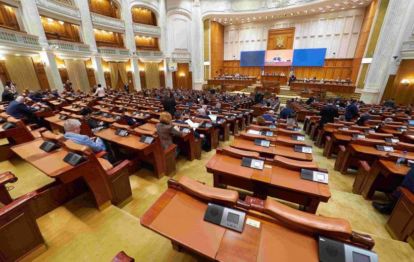 Azi, a treia încercare de traversare a crizei politice, combinând patru verze politice care vor să se sfâșie 