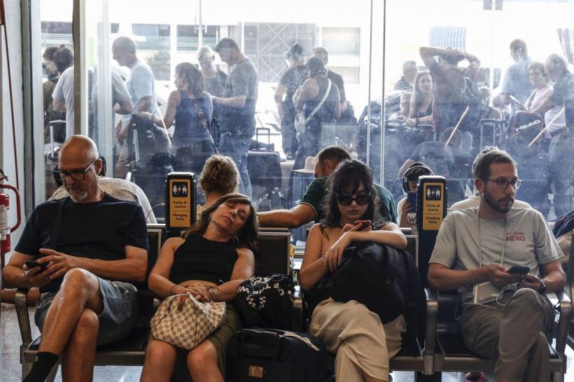 Românii care pleacă în vacanță stau la cozi de până la 6 ore în aeroporturile din Europa