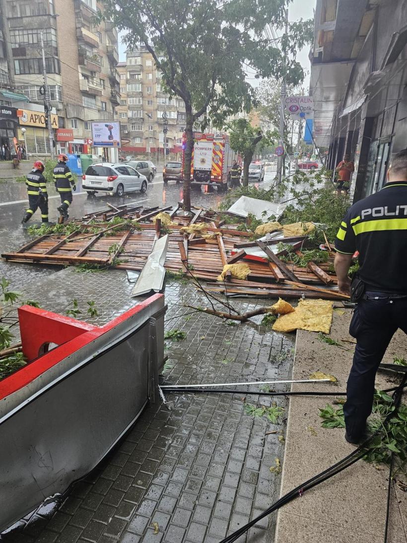 UPDATE Codul ROȘU de furtună face ravagii în Dâmbovița: 114 de apeluri la 112 și intervenții în Târgoviște și Răzvad 19015846