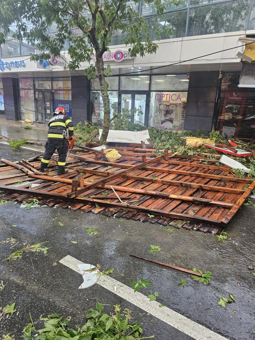 UPDATE Codul ROȘU de furtună face ravagii în Dâmbovița: 114 de apeluri la 112 și intervenții în Târgoviște și Răzvad 19015848