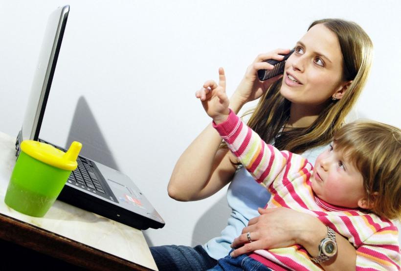 „Mamă, îți iubești telefonul mai mult decât pe mine?” Cum afectează dependența părinților de telefon dezvoltarea emoțională a copiilor. Studiu pe 600 de adolescenți