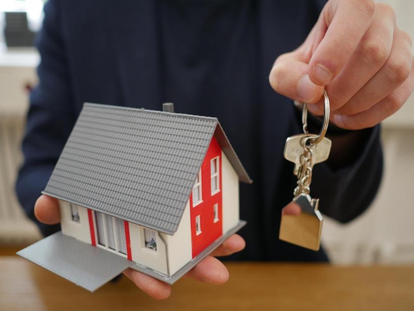 Tinerii ar putea cumpăra locuințe mai scumpe prin „Noua Casă”, cu un avans de doar 5%