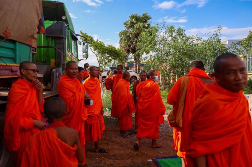 Accident cumplit în Thailanda. Un băiat de 11 ani a spulberat cu o camionetă un grup de călugări aflați în pelerinaj. Opt oameni au murit
