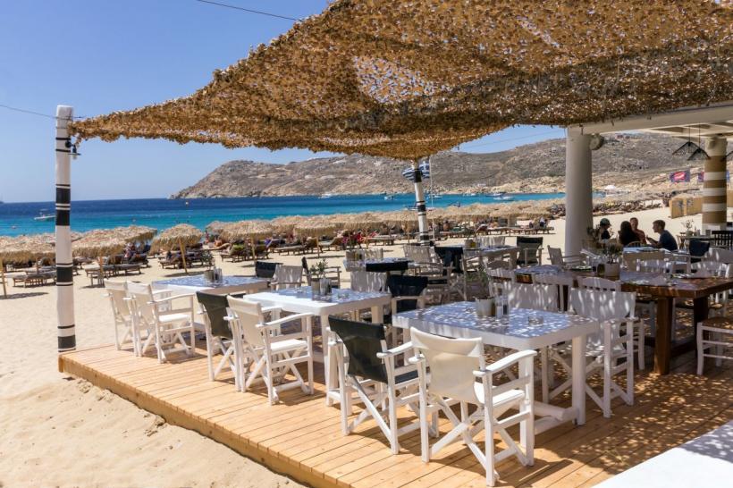 Lovitură pentru milioane de turiști. Terasele restaurantelor sunt ÎNCHISE în timpul caniculei, iar vacanțele se schimbă radical