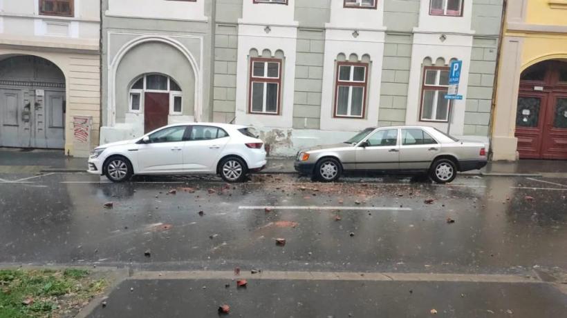 Horn prăbușit în centrul Sibiului. Trei mașini au fost avariate