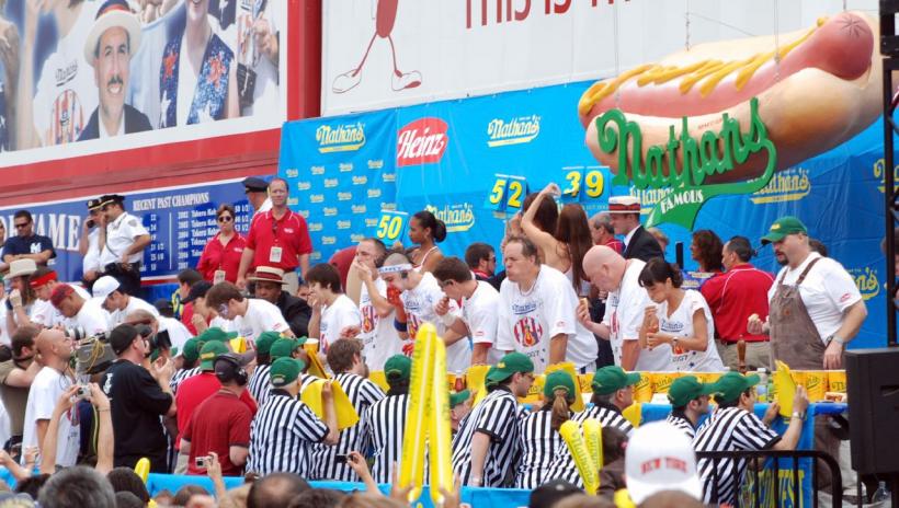 De la o glumă între imigranți, la fenomen național: Istoria incredibilă a concursului de mâncat hot-dog de 4 Iulie