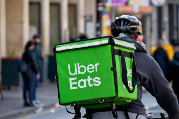 Lovitură pentru piața de delivery din România! Uber își amână oficial extinderea serviciilor de livrare