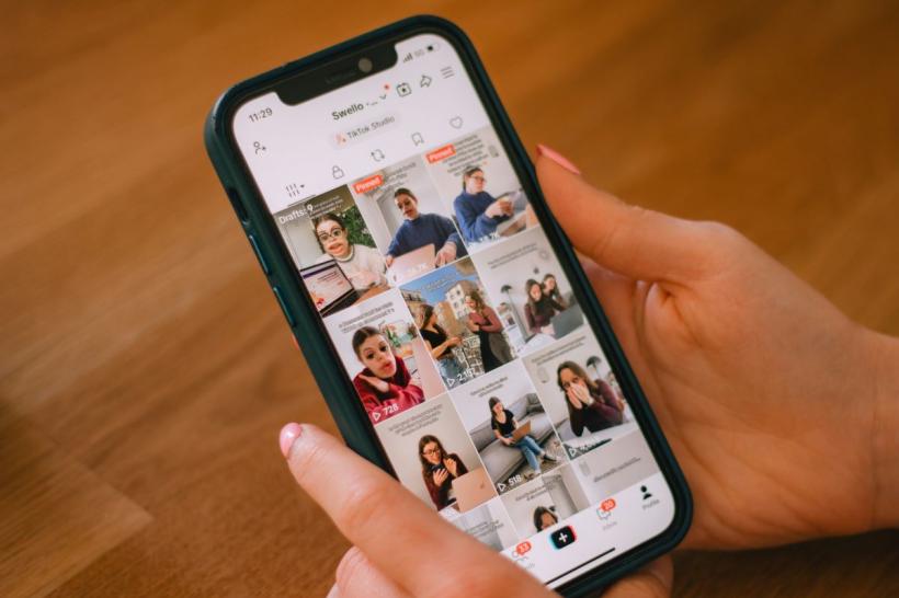 De ce nu te poți opri din scroll pe TikTok. Secretul algoritmului care îți influențează alegerile în fiecare zi