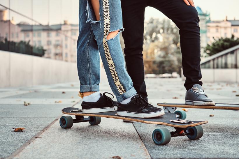 Skateboardul electric, interzis pe drumurile publice. Amenzi URIAȘE și riscuri pentru utilizatori