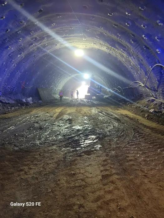 Accident de muncă pe A1: Doi muncitori străini, răniți grav în tunelul de la Boița 19017044