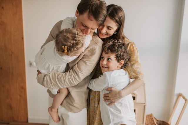 Ce fac familiile care nu rămân niciodată fără bani la final de lună: 5 obiceiuri financiare inteligente