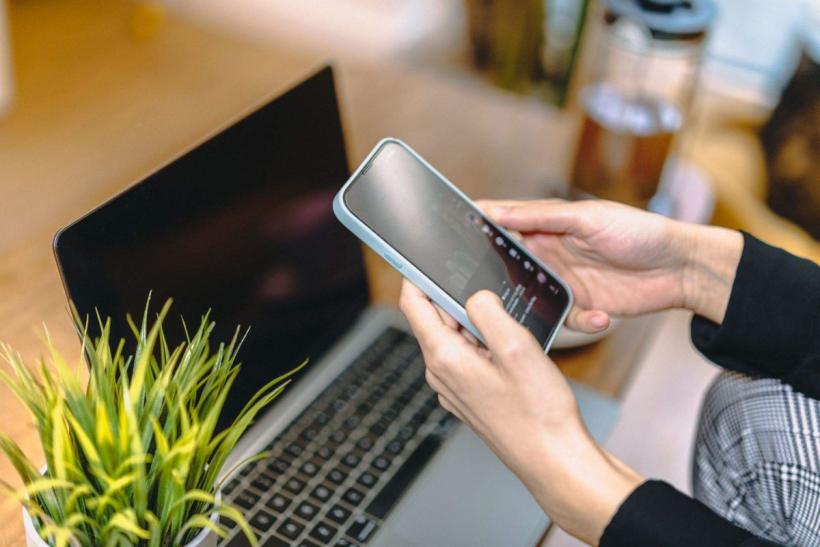 Doctor Facebook: oamenii se tratează la influenceri