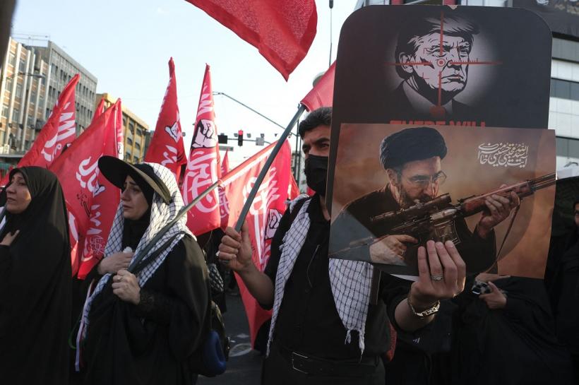 Fotografia lui Trump, lovită cu pietre la înmormântarea ayatollahului Ali Khamenei