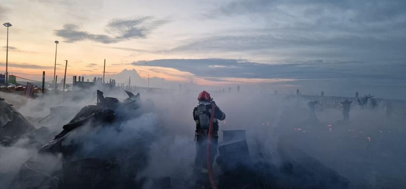 Beach-baruri, distruse într-un incendiu în staţiunea Mamaia