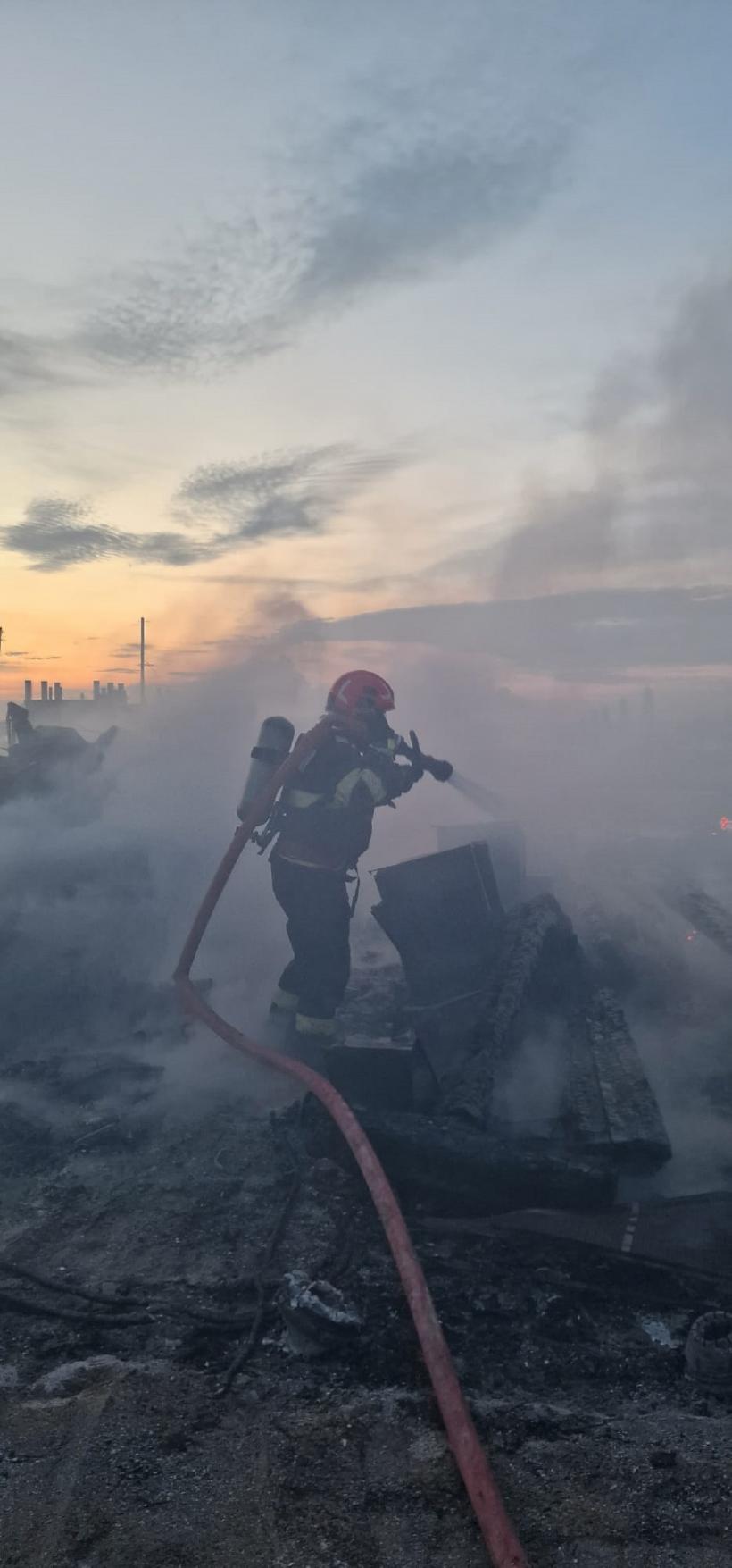 Beach-baruri, distruse într-un incendiu în staţiunea Mamaia 19017356
