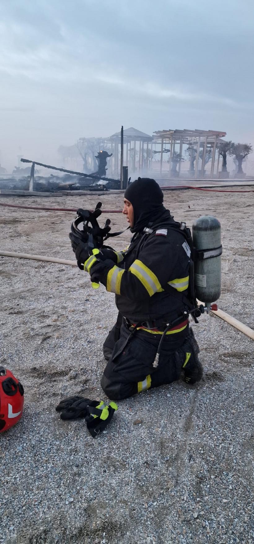 Beach-baruri, distruse într-un incendiu în staţiunea Mamaia 19017357