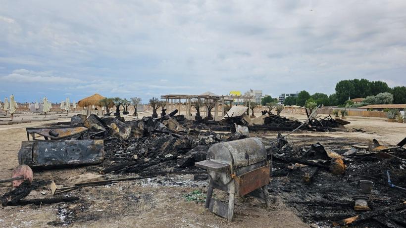 Beach-baruri, distruse într-un incendiu în staţiunea Mamaia 19017359
