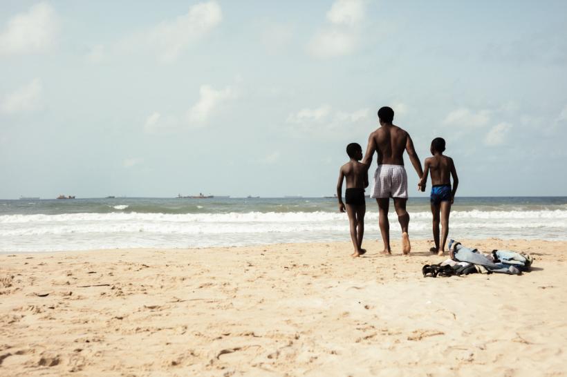 Umbra tatălui meu, câștigător al premiului BAFTA pentru Cel Mai Bun Film de Debut și selecționat în competiția oficială de la Cannes 2025, intră în cinematografele din România 19017481