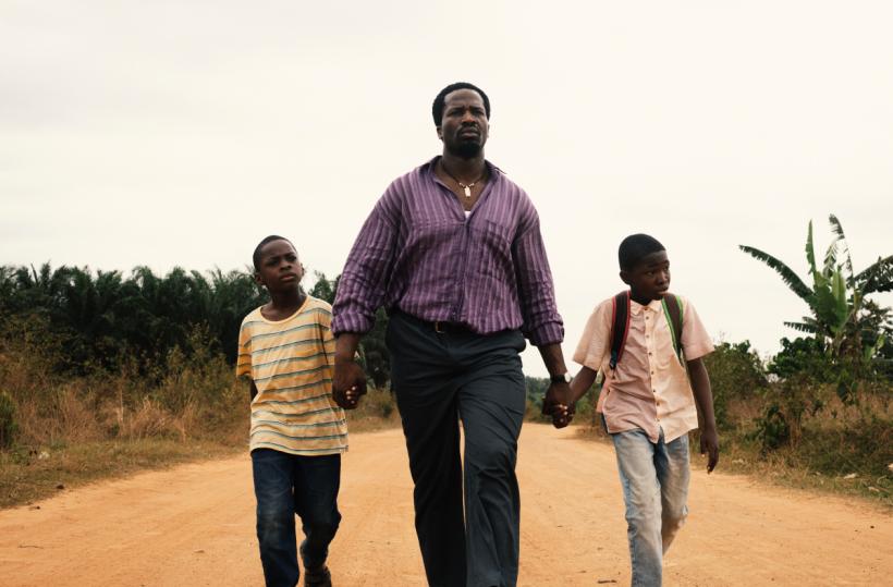 Umbra tatălui meu, câștigător al premiului BAFTA pentru Cel Mai Bun Film de Debut și selecționat în competiția oficială de la Cannes 2025, intră în cinematografele din România 19017483