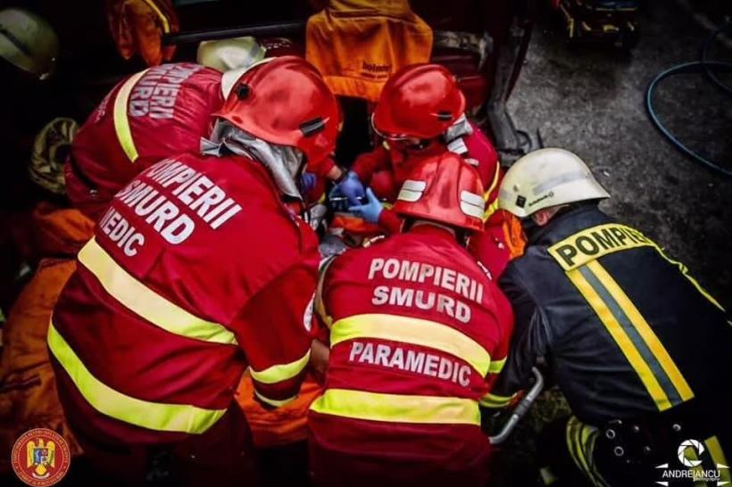 Accident: Un microbuz cu 11 persoane s-a răsturnat în Vrancea. A fost activat Planul Roșu 
