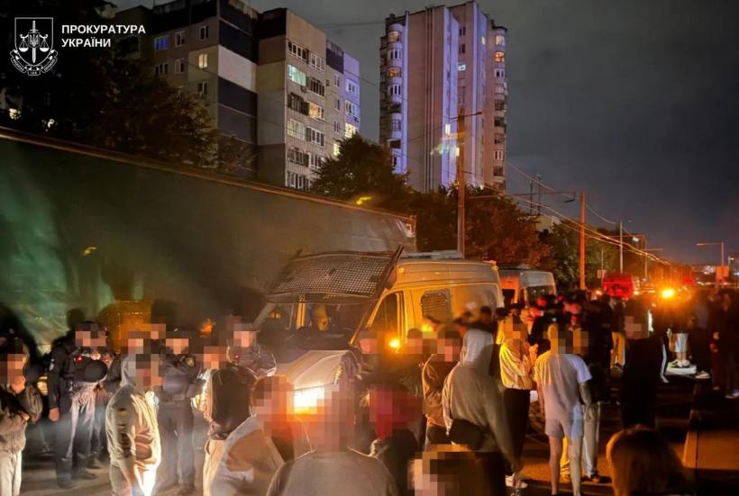 Scene fără precedent în Ucraina. Revoltă împotriva recrutării militare la Liov, după ce sute de oameni au răsturnat un vehicul al armatei